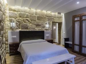 ValgaにあるCasa da Torreのベッドと石の壁のある寝室 +61枚の写真