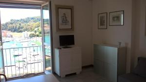 Habitación con vistas a un balcón con TV. en Splendido Affaccio, en Monte Argentario