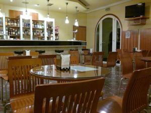 Hol lub bar w obiekcie Hotel Bahía Bayona