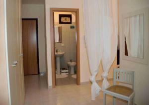 Un baño con cortina de ducha y un inodoro. en Light Blue House, en Letojanni 97 fotos más