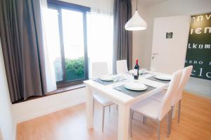 a white dining room with a white table and chairs at Los Rodeos Luxury Vivienda Vacacional in La Laguna