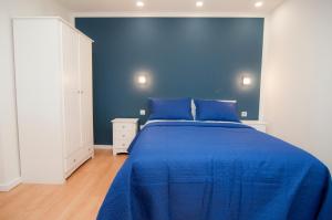 a blue bedroom with a bed and a blue wall at Los Rodeos Luxury Vivienda Vacacional in La Laguna