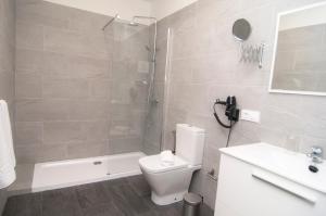 a bathroom with a shower and a toilet and a sink at Los Rodeos Luxury Vivienda Vacacional in La Laguna