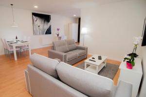 a living room with a couch and a table at Los Rodeos Luxury Vivienda Vacacional in La Laguna