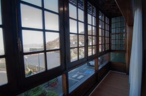 an empty room with windows and a view of a city at Los Rodeos Luxury Vivienda Vacacional in La Laguna