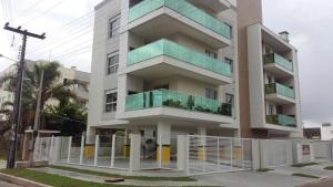 budynek z balkonem na boku w obiekcie Apto 2 quartos em Palmas w mieście Governador Celso Ramos