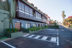 an empty parking lot in front of a building at Los Rodeos Luxury Vivienda Vacacional in La Laguna