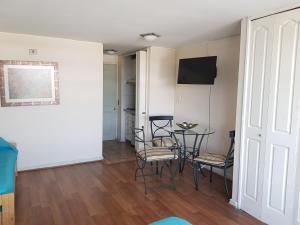 sala de estar con mesa y sillas en una habitación en Pedro de Valdivia Apartment Providencia, en Santiago