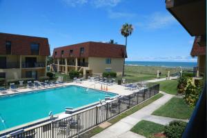 Bazén v ubytování Cocoa Beach Club nebo v jeho okolí