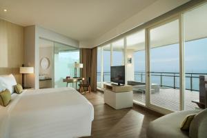 TV a/nebo společenská místnost v ubytování Hotel Santika Premiere Beach Resort Belitung