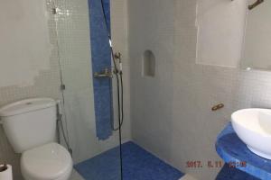 Paliochoriにあるoneiro milosのバスルーム(シャワー、トイレ、シンク付)