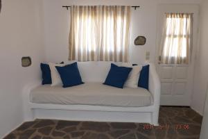 Paliochoriにあるoneiro milosの白いソファ(青い枕付)
