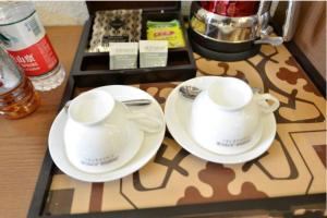 Příslušenství pro přípravu čaje a kávy v ubytování James Joyce Coffetel Beijing Gulou street, Nanluoguxiang