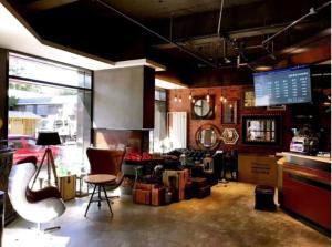 uma sala de estar com muita mobília em James Joyce Coffetel Beijing Gulou street, Nanluoguxiang em Pequim