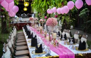 einen langen Banketttisch mit rosa und schwarzer Dekoration in der Unterkunft Mahagiri Villas Sanur in Sanur + 37 Fotos