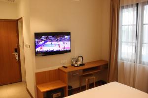 TV a/nebo společenská místnost v ubytování Ahyu Hotel