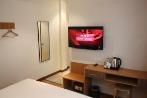 TV a/nebo společenská místnost v ubytování Ahyu Hotel