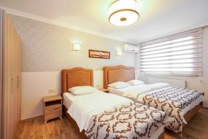 - une chambre avec 2 lits et une fenêtre dans l'établissement Authentic Apartments OldCity, à Istanbul
