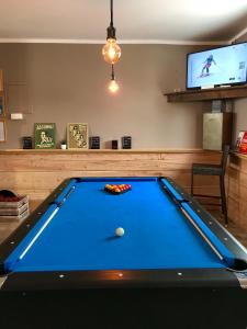 una mesa de billar en una habitación con TV en Chalet Sainte Anne, en Condamine-Châtelard