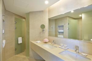 uma casa de banho com um lavatório e um espelho em Lahan Hotel Pohang em Pohang