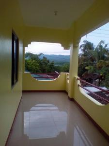 Cette chambre offre une vue sur une chambre dotée d'une fenêtre. dans l'établissement RMS Travellers Inn, à Îles Camotes