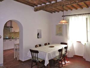 una cucina e una sala da pranzo con tavolo e sedie di Casa Prosperi a Bagni di Lucca