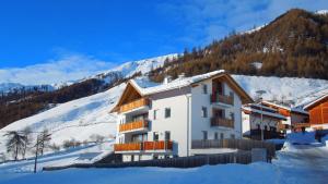 Residence Weisskugel Langtaufers Südtirol saat musim dingin