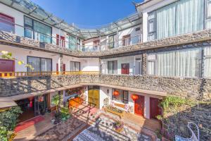 vista sul soffitto di un edificio di Mengyuanju Boutique Inn a Dali