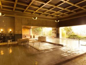 神戸市にある兵衛向陽閣のプールが中央にある広い客室です。