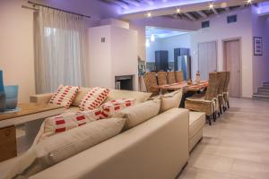 uma sala de estar com um sofá e uma sala de jantar em Villa Batsi View em Batsi