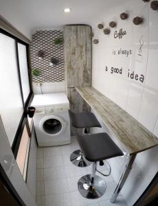 グラナダにあるAPARTAMENTO CRiSTO DE LA YEDRA CON PARKINGの小さなバスルーム(洗濯機、椅子2脚付)