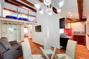 a living room with a glass table and white chairs at The Countess in Venice