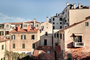 a view of a city with tall buildings at The Countess in Venice