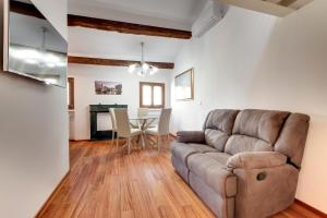 a living room with a couch and a table at The Countess in Venice