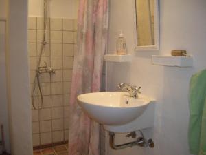 Koupelna v ubytování Vranum Guesthouse + 37 fotografií