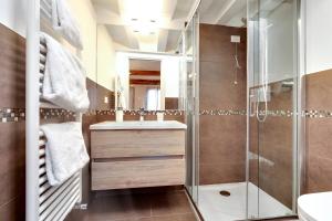 a bathroom with a shower and a sink at The Countess in Venice +24 photos