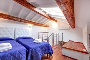 a bedroom with two beds and a wooden floor at The Countess in Venice