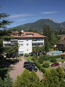 un gran edificio con un patio con piscina en Residence Atlantic, en Merano