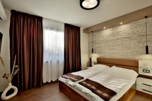 Een bed of bedden in een kamer bij Apartments Relax 1&2