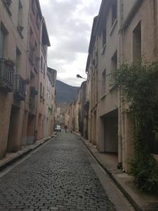 an empty street in a city with buildings at chambre chez l'habitant in Céret