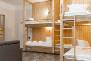 Ein Etagenbett oder Etagenbetten in einem Zimmer der Unterkunft LebensQuelle am Checkpoint Charlie