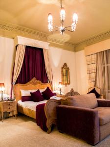 Postel nebo postele na pokoji v ubytování Lynnhurst Hotel
