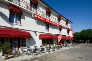 a hotel with tables and chairs outside of it at HOTEL DE LA POMME D'OR in Bar-sur-Aube +8 photos