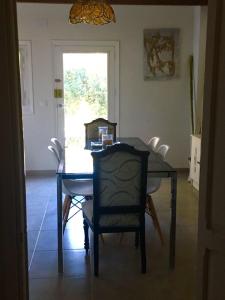 オンダラにあるCasona Villa Paquita - Lujosa Villa de 1913のテーブルと椅子と窓のあるダイニングルーム