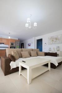 sala de estar con sofá y mesa de centro en Cardon Big Calm 15, en Costa Calma