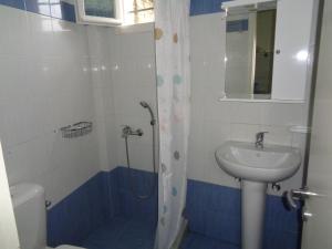 łazienka z prysznicem i umywalką w obiekcie Green View Apartments w mieście Agios Nikitas