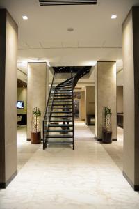 una escalera de caracol en un vestíbulo con macetas en Waxwing Hotel en Hatay