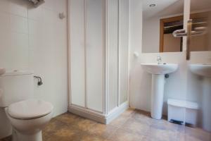 Un baño de Camping & Bungalows Ligüerre de Cinca