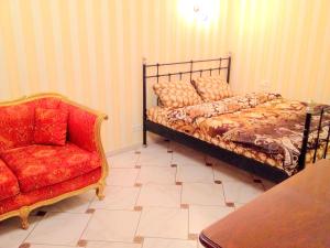モスクワにあるСтильные апартаменты с современным ремонтомのベッドルーム1室(ベッド1台、椅子付)
