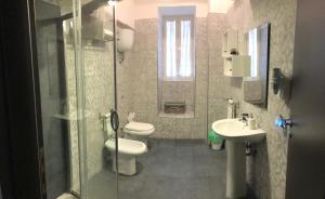 ナポリにあるラ ディモーラ ディ ガリバルディのバスルーム(トイレ、洗面台、シャワー付)